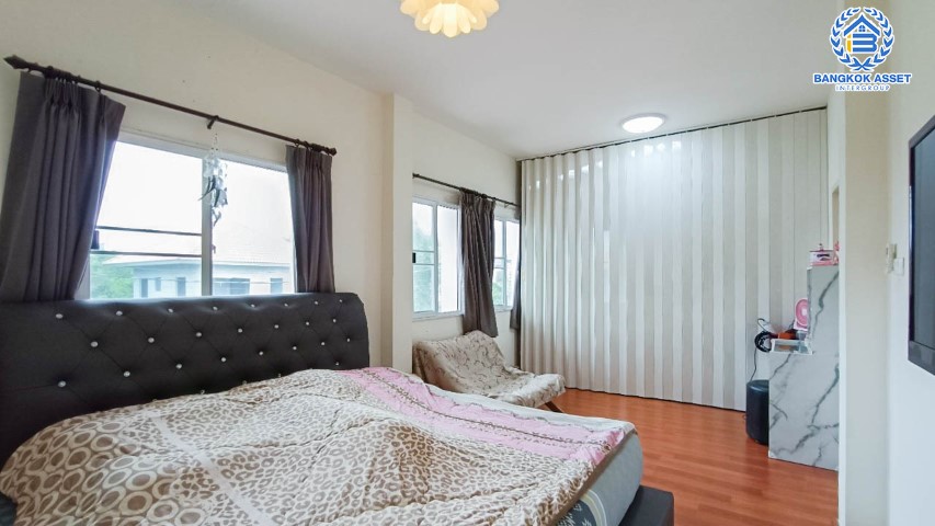 *****บ้านแฝดมือสอง กรุงเทพฯ ม.บุรีรมย์ รามอินทรา-หทัยราษฎร์ หลังมุม เนื้อที่กว้างขวางมากถึง 43.70 ตร.ว. ฟังก์ชัน 3 ห้องนอน 2 ห้องน้ำ ที่จอดรถ 1 คัน ต่อเติมจัดเต็ม รองรับทุกการอยู่อยาศัย ด้านข้างบ้านมีพื้นที่เหลือให้จัดเป็นมุมพักผ่อนได้ ทำเลดี เชื่อมต่อหลากหลายเส้นทาง ใกล้รถไฟฟ้าสายสีชมพู "สถานีคู้บอน" และจุดขึ้นทางด่วน "จุติโชติ"